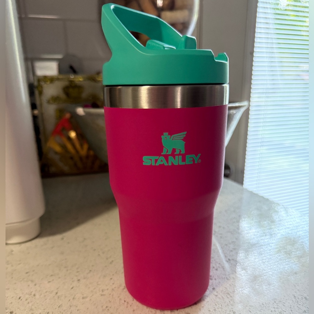 Like new Stanley Tumbler with straw